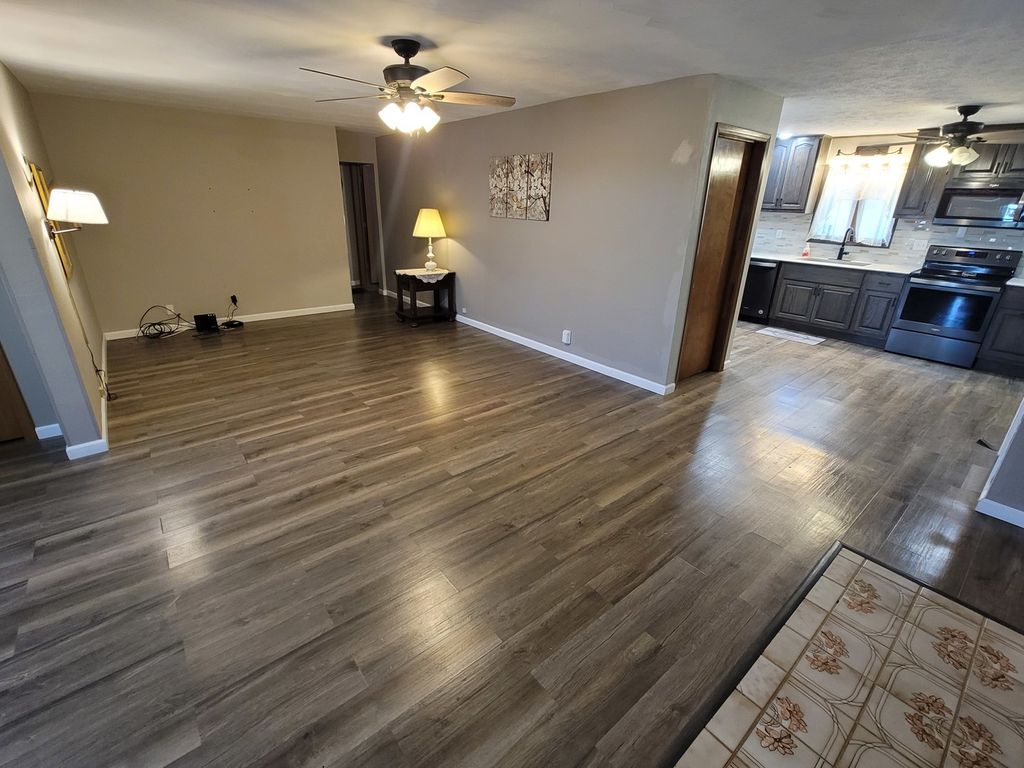 Image 5 of property listing at 2705 S Broadway Avenue, Salem, IL 62881