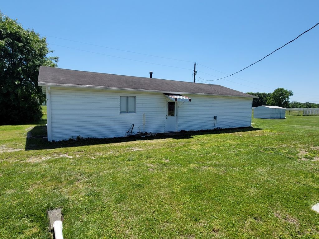 Image 48 of property listing at 2705 S Broadway Avenue, Salem, IL 62881
