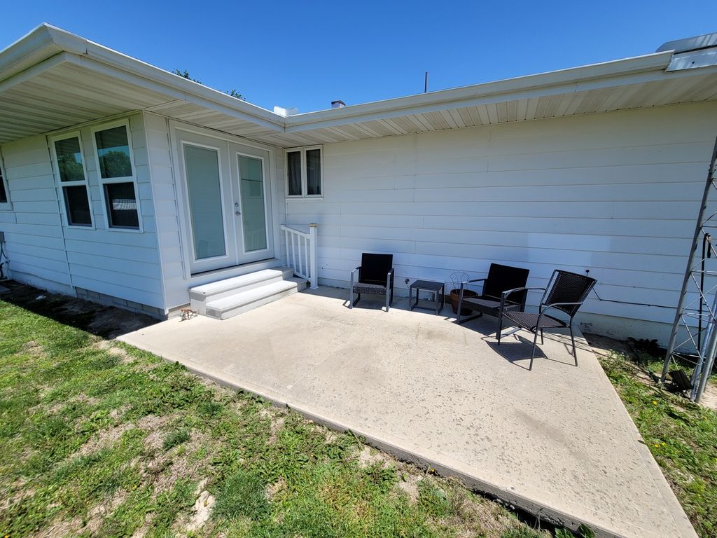 Image 49 of property listing at 2705 S Broadway Avenue, Salem, IL 62881