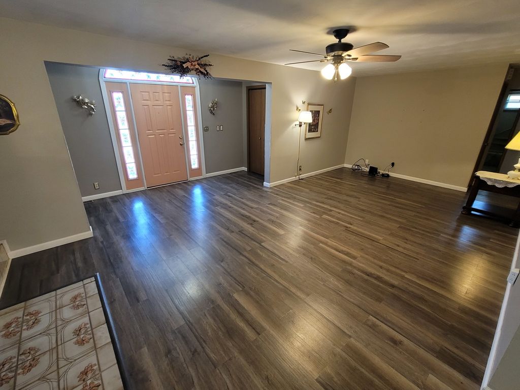 Image 6 of property listing at 2705 S Broadway Avenue, Salem, IL 62881