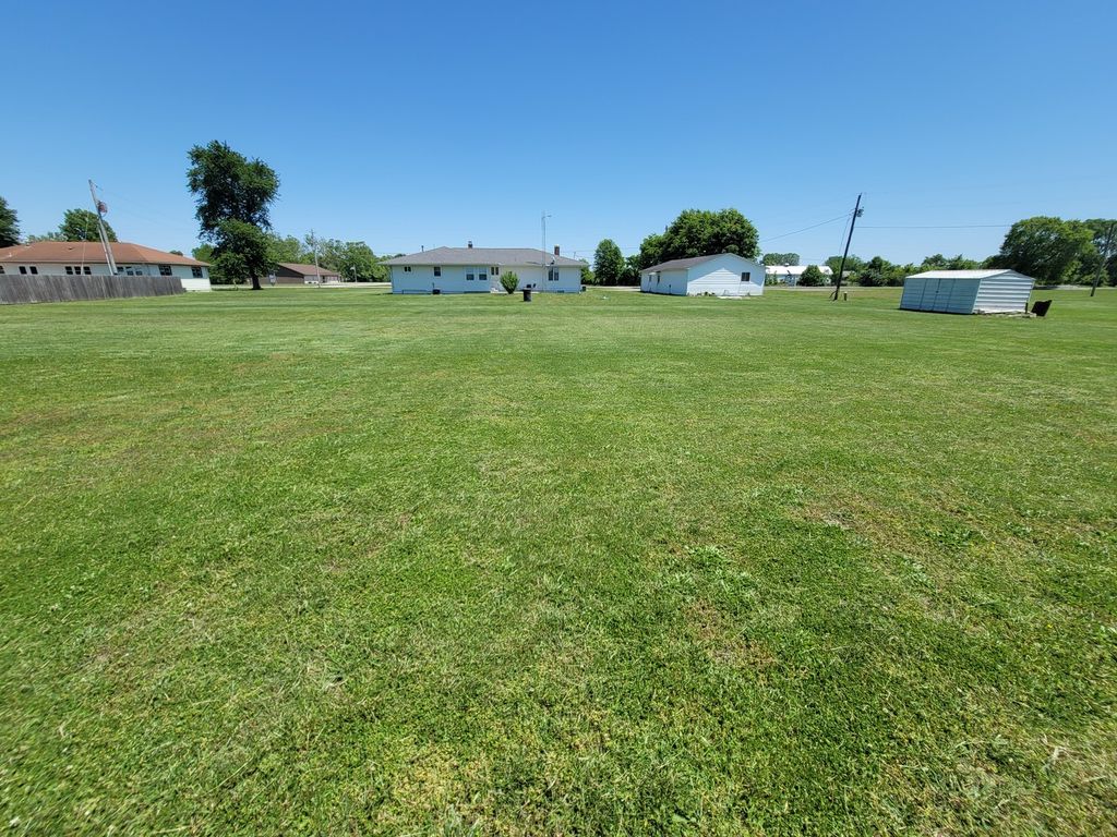 Image 51 of property listing at 2705 S Broadway Avenue, Salem, IL 62881
