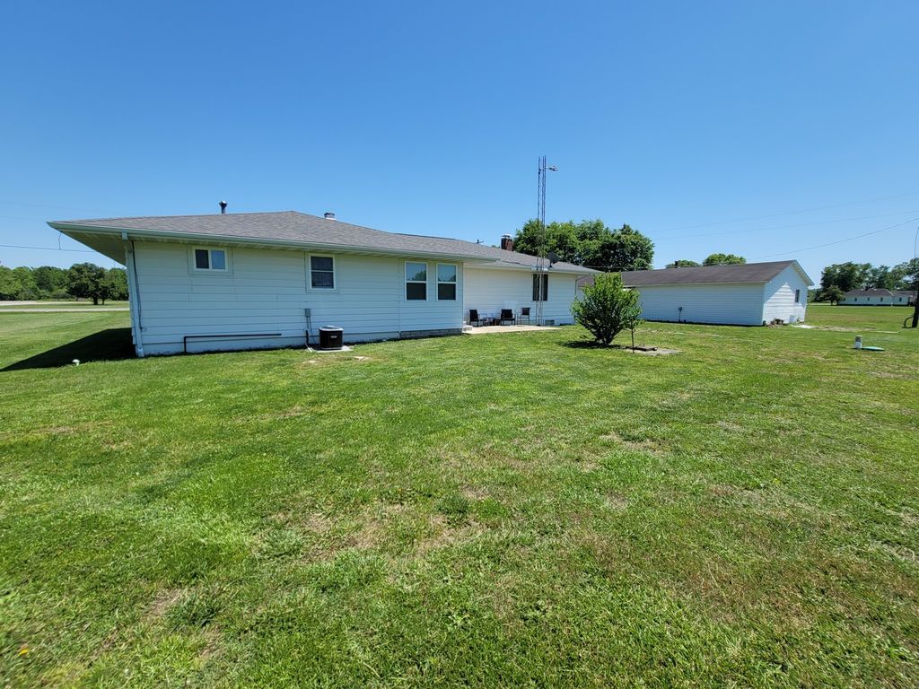 Image 52 of property listing at 2705 S Broadway Avenue, Salem, IL 62881