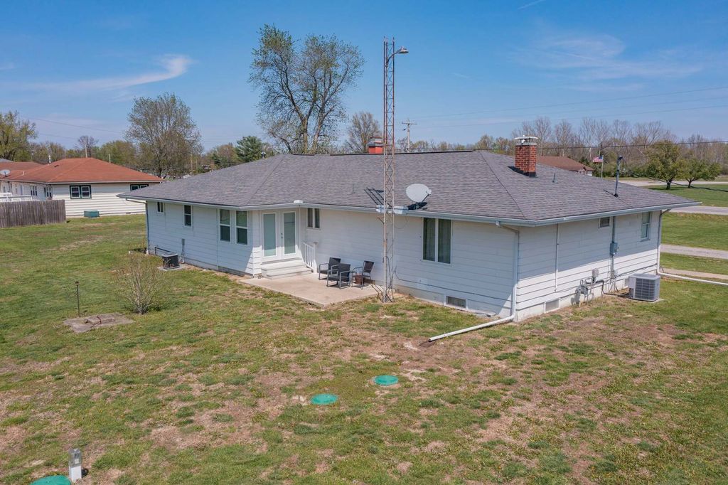 Image 53 of property listing at 2705 S Broadway Avenue, Salem, IL 62881