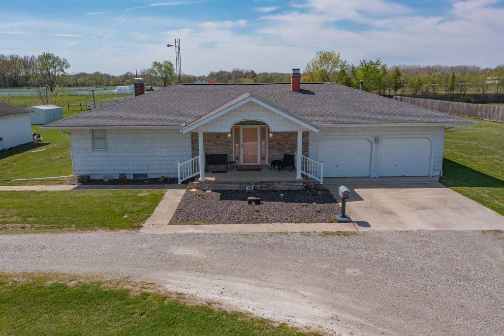 Image 54 of property listing at 2705 S Broadway Avenue, Salem, IL 62881