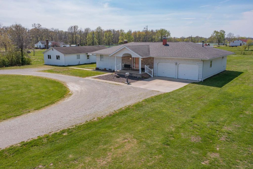 Image 55 of property listing at 2705 S Broadway Avenue, Salem, IL 62881