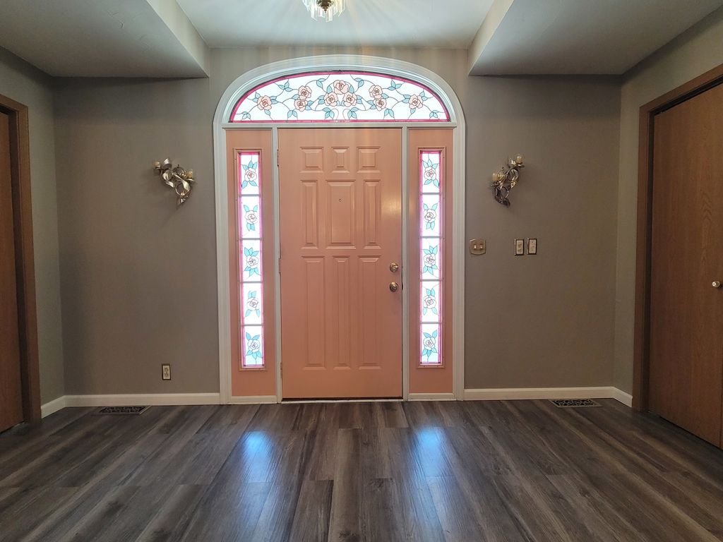 Image 7 of property listing at 2705 S Broadway Avenue, Salem, IL 62881