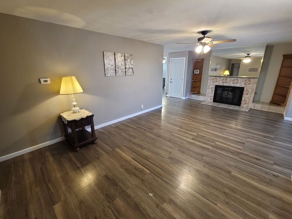 Image 8 of property listing at 2705 S Broadway Avenue, Salem, IL 62881