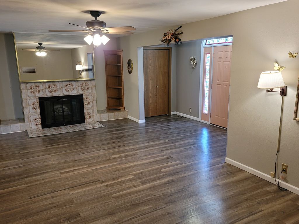 Image 9 of property listing at 2705 S Broadway Avenue, Salem, IL 62881
