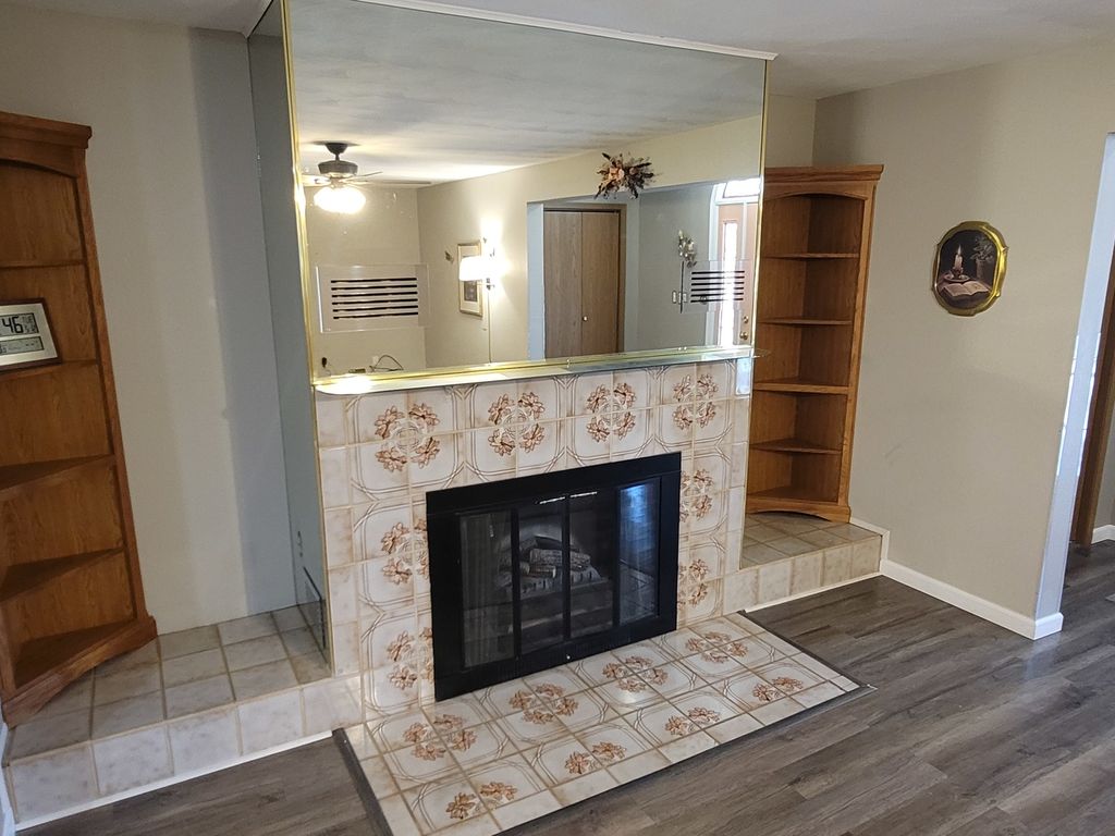 Image 10 of property listing at 2705 S Broadway Avenue, Salem, IL 62881
