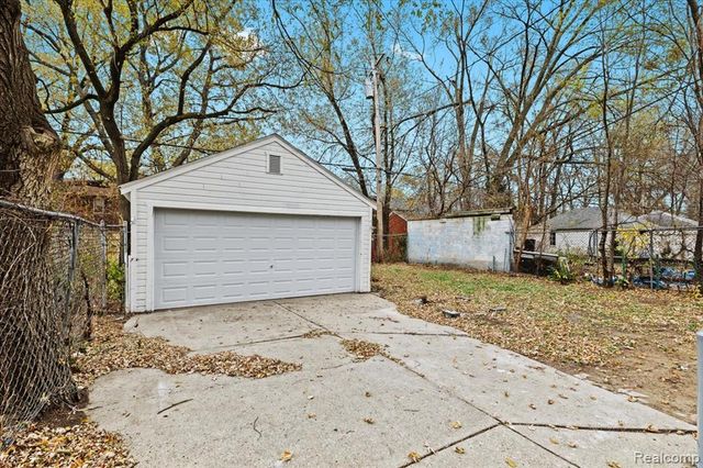 16660 Strathmoor Street, Detroit, MI 48235