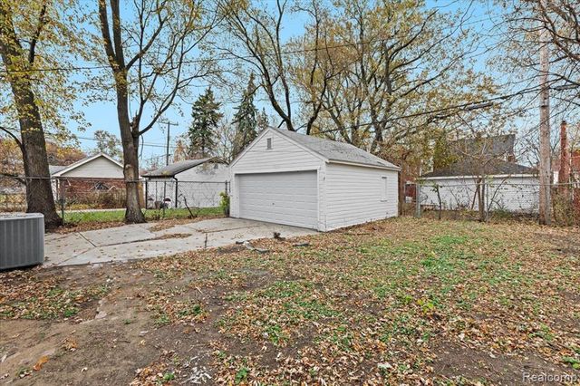 16660 Strathmoor Street, Detroit, MI 48235