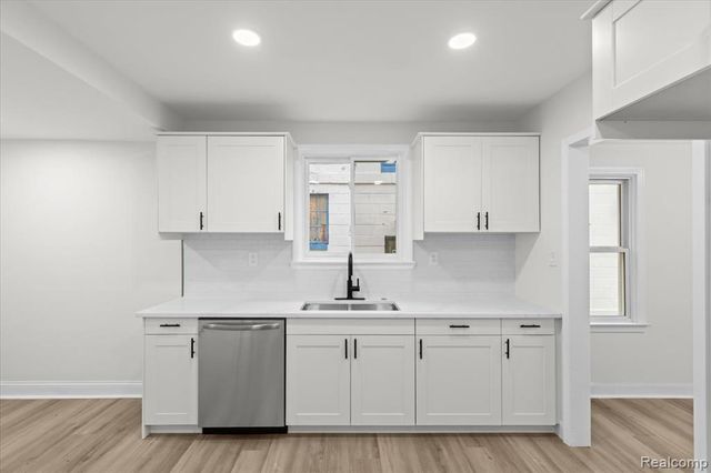 16660 Strathmoor Street, Detroit, MI 48235