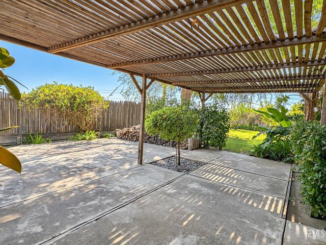 2304 Otto Lane, Bakersfield, CA 93308