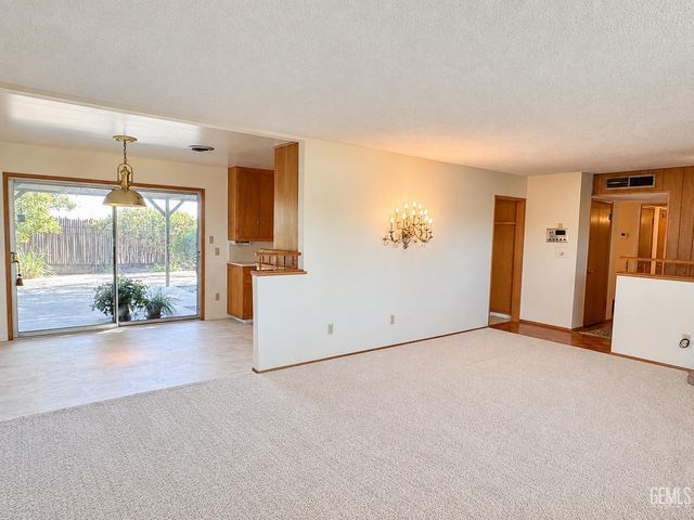 2304 Otto Lane, Bakersfield, CA 93308