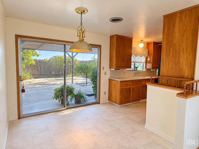 2304 Otto Lane, Bakersfield, CA 93308