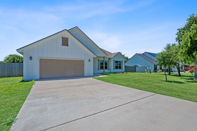 103 W Tomlinson ST, Florence, TX 76527