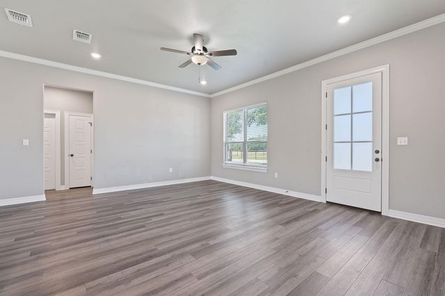 103 W Tomlinson ST, Florence, TX 76527