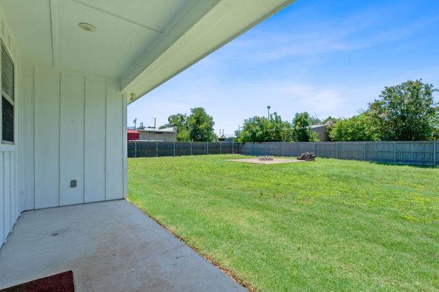 103 W Tomlinson ST, Florence, TX 76527