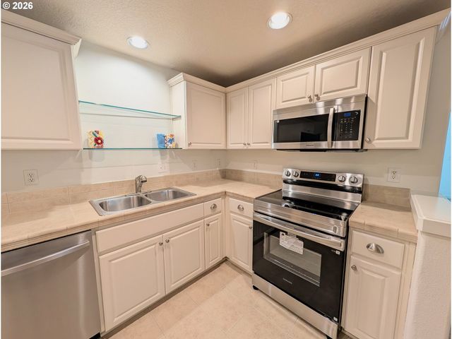 8906 Ne BRENTFORD Way, Hillsboro, OR 97006