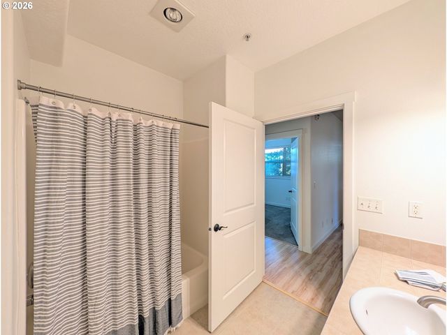 8906 Ne BRENTFORD Way, Hillsboro, OR 97006