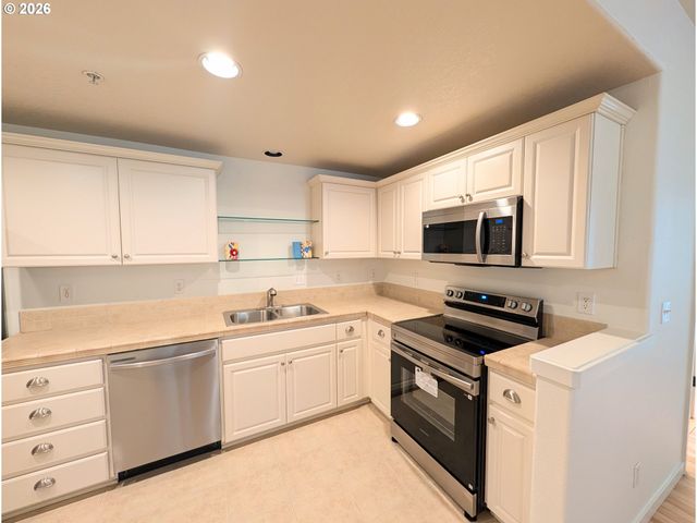 8906 Ne BRENTFORD Way, Hillsboro, OR 97006
