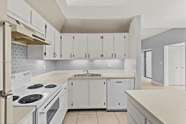 3502 Waterview Cir, Palm Springs, FL 33461