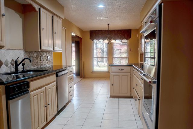 1800 High Vista Court, Fort Worth, TX 76112