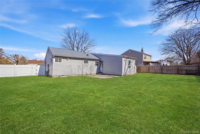 17 Cedar Street, Central Islip, NY 11722