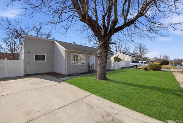 17 Cedar Street, Central Islip, NY 11722