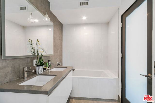 7198 Formosa Fusion Court, Los Angeles, CA 90046