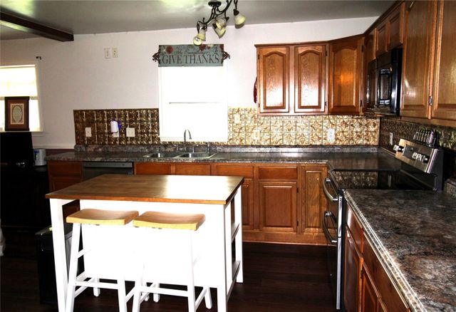 303 N 9th Street, Beasley, TX 77417