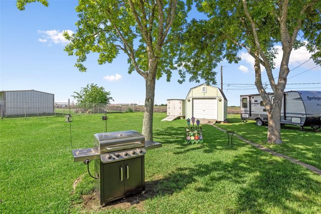 303 N 9th Street, Beasley, TX 77417