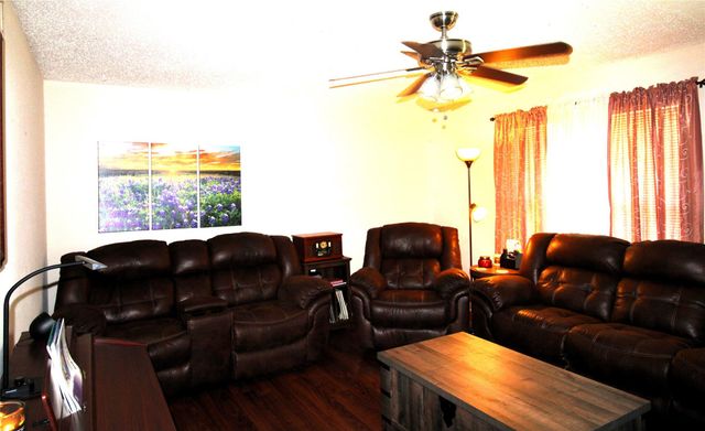 303 N 9th Street, Beasley, TX 77417