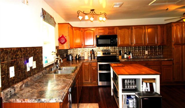 303 N 9th Street, Beasley, TX 77417