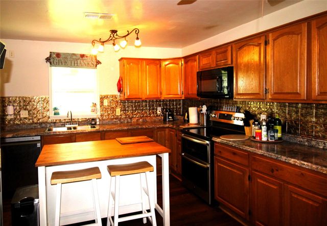 303 N 9th Street, Beasley, TX 77417