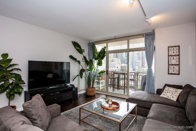 21 W Chestnut Street 602, Chicago, IL 60610