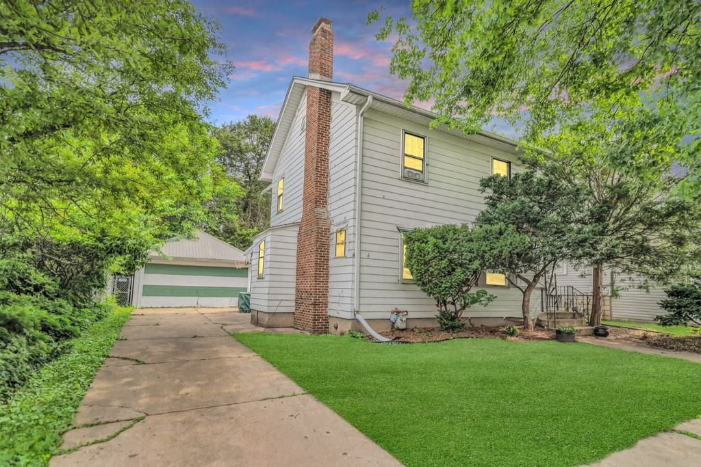624 Lincoln Avenue, Elgin, IL 60120