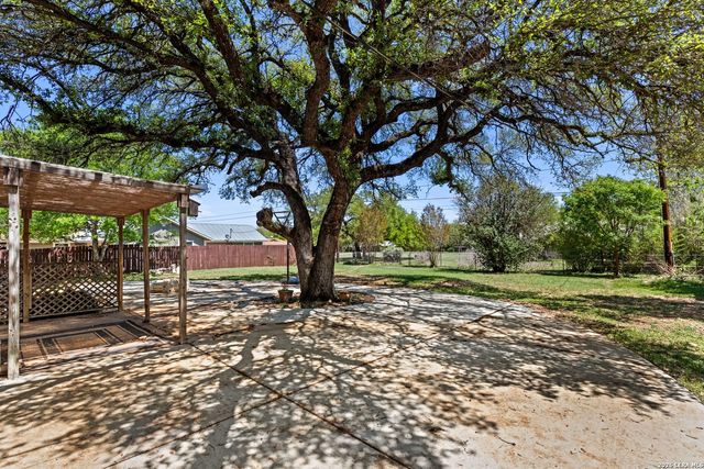 904 COUNTRY RD, Blanco, TX 78606