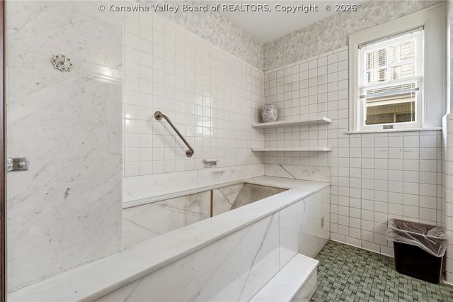 2512 Kanawha Blvd E, Charleston, WV 25311