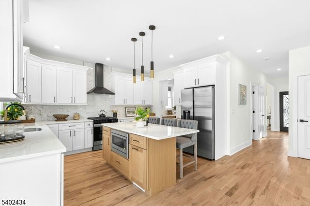 61 W Colfax Ave, Roselle Park Boro, NJ 07204