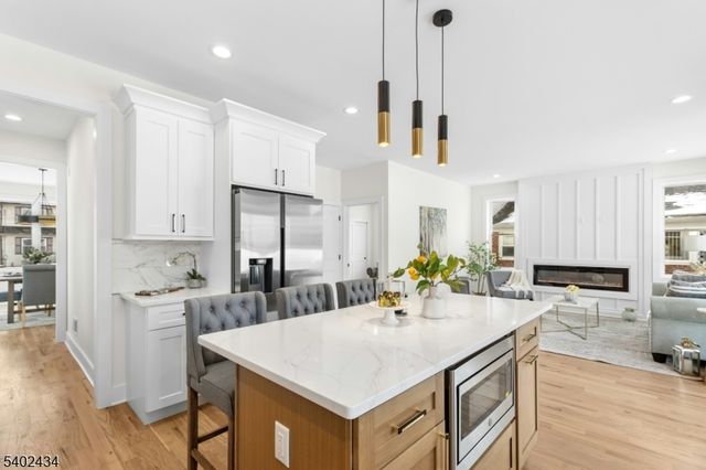 61 W Colfax Ave, Roselle Park Boro, NJ 07204