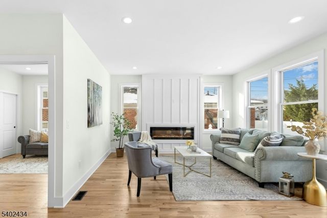 61 W Colfax Ave, Roselle Park Boro, NJ 07204