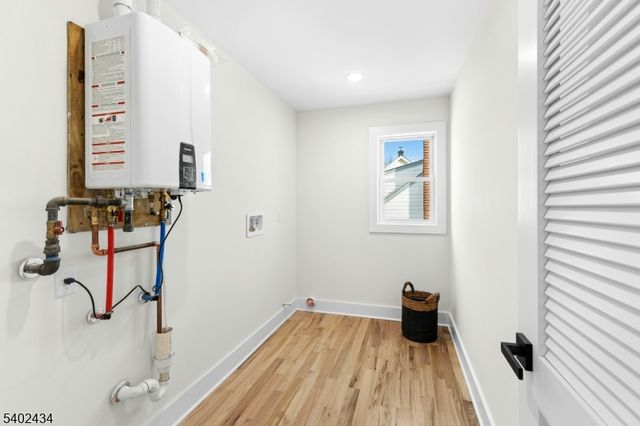 61 W Colfax Ave, Roselle Park Boro, NJ 07204