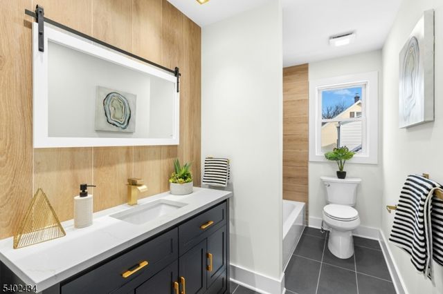 61 W Colfax Ave, Roselle Park Boro, NJ 07204