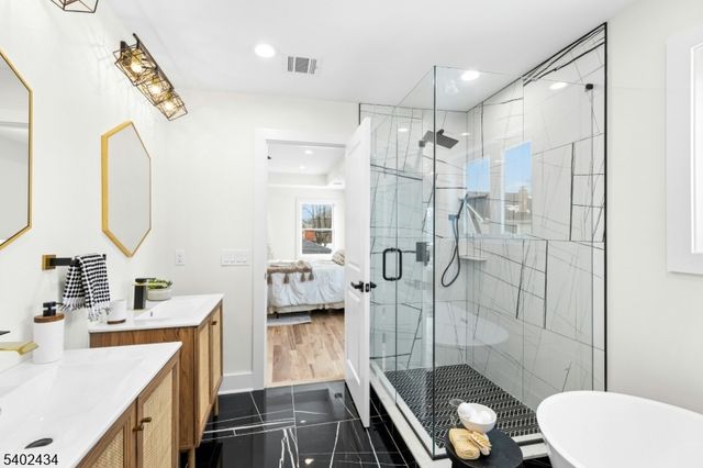 61 W Colfax Ave, Roselle Park Boro, NJ 07204