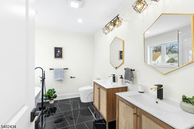 61 W Colfax Ave, Roselle Park Boro, NJ 07204