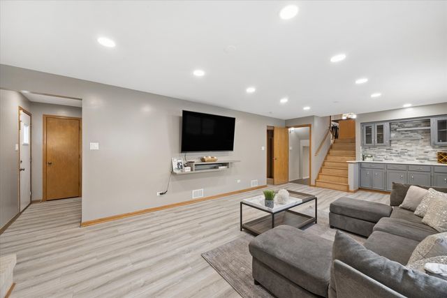 5446 S Rutherford Avenue, Chicago, IL 60638