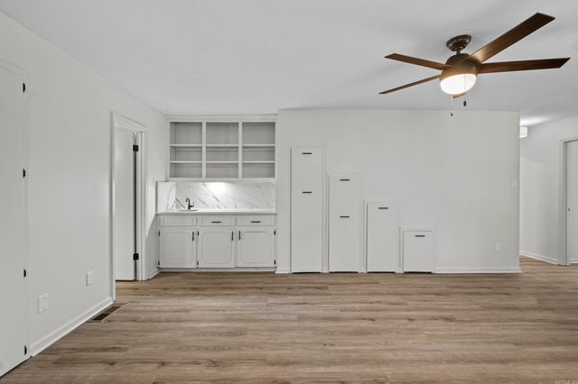 21 E Lake Drive, North Little Rock, AR 72116