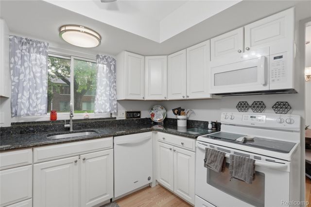 16840 Edloytom Way, Clinton Charter Township, MI 48038