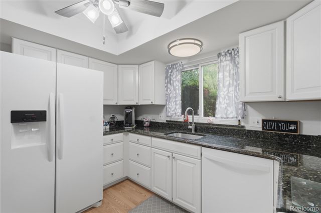 16840 Edloytom Way, Clinton Charter Township, MI 48038